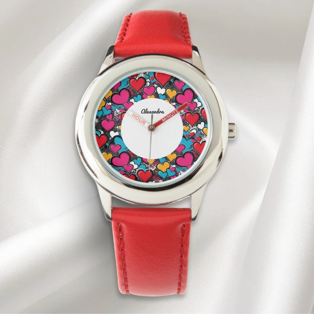 カラフルなグラフィティハートの名前入りファッション 腕時計 (A stylish watch with colorful graffiti hearts design, personalized with a name in elegant script)