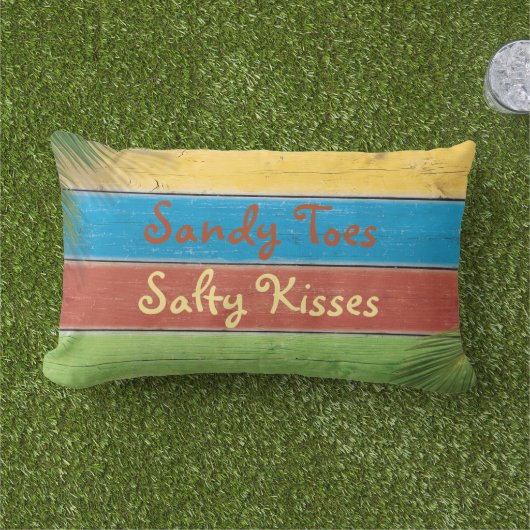 カラフルなサンディは塩辛いキスの屋外の枕をつま先で触ます ランバークッション (芝生)