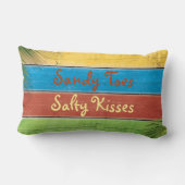 カラフルなサンディは塩辛いキスの枕をつま先で触ます ランバークッション (裏面)