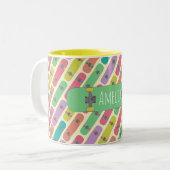 カラフルなスケートボードパターン ツートーンマグカップ (正面左)