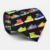 カラフルなスニーカーを特色にするランナーのタイ ネクタイ (ロール)