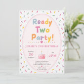 カラフルなスプリンクルで2歳の誕生日パーティーをお祝いしよう 招待状 (スタンド正面)