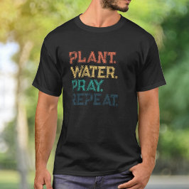 カラフルなタイポグラフィで「植物を植えて、水をやって、お祈りして、繰り返す」 Tシャツ
