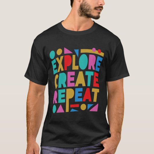 カラフルなタイポグラフィ Explore Create Repeat Tシャツ (正面)