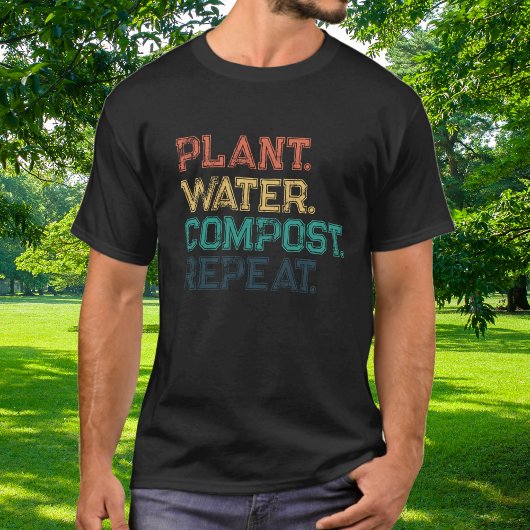 カラフルなタイポグラフィ Plant Water Compost Repeat Tシャツ
