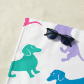 カラフルなダックスフントのビーチのパーティー ビーチタオル (インサイチュ)