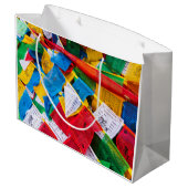 カラフルなチベットの祈り旗 - チベット ラージペーパーバッグ (裏面アングル)