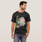 カラフルなディスカスフィッシュと水草 Tシャツ (正面フル)