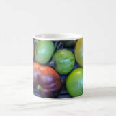 カラフルなトマトのプリントのコーヒー・マグ コーヒーマグカップ (中央)