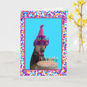 カラフルなドーベルマン犬の誕生祝いのケーキ カード (黄色い花)