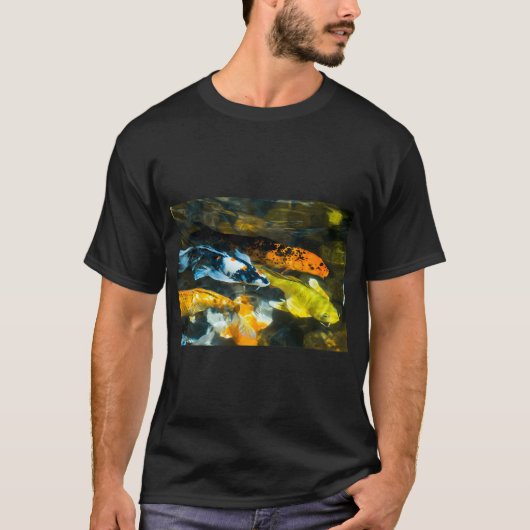 カラフルなニシキゴイ Tシャツ (正面)