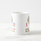 カラフルなハートおよびタイポグラフィのキルトパターン コーヒーマグカップ (中央)