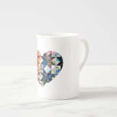 カラフルなパッチワークキルトのハート ボーンチャイナマグカップ (正面右)