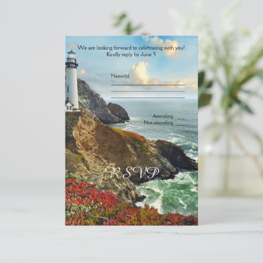 カラフルなビーチの灯台 ウェディング・RSVPカード 招待状 (スタンド正面)