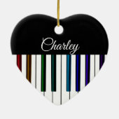カラフルなピアノキーボード音楽休日のハート セラミックオーナメント (裏面)