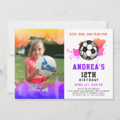 カラフルなピンクのサッカーの誕生日パーティーの写真 招待状 (正面)