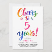 カラフルなピンクの可愛い5歳の誕生日おめでとう ウォーターカラータイポ 招待状 (正面)