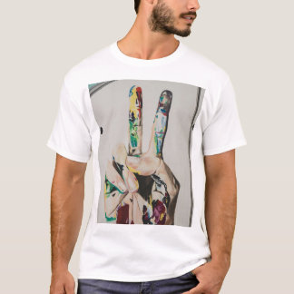 カラフルなピースサインの手のグラフィック ベーシックTシャツ Tシャツ