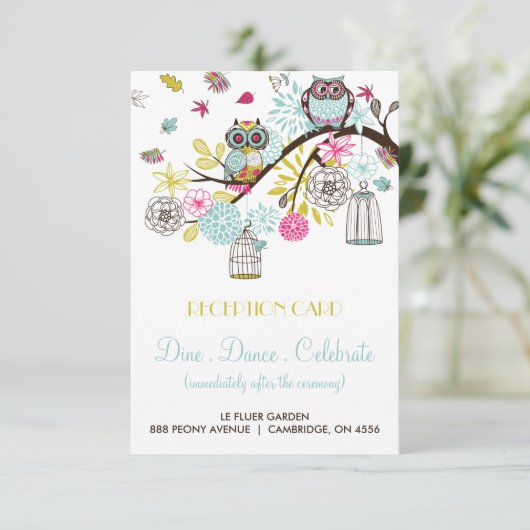 カラフルなフクロウと落ち葉のレセプションカード エンクロージャーカード (スタンド正面)