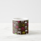 カラフルなフクロウの落書きの背景パターン エスプレッソカップ (正面)