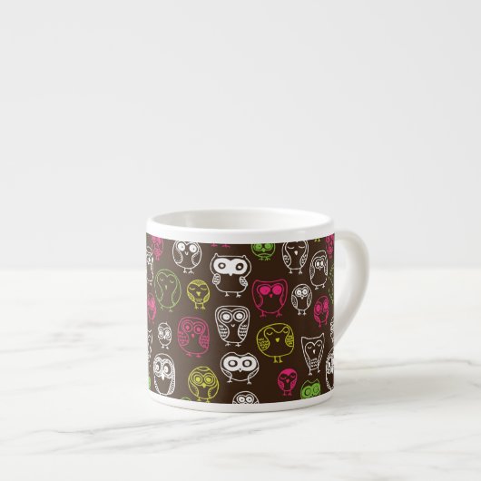 カラフルなフクロウの落書きの背景パターン エスプレッソカップ (正面右)