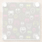 カラフルなフクロウの落書きの背景パターン ガラスコースター (裏面)