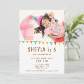 カラフルなペンダント旗の女の子の誕生日パーティーの写真 招待状 (スタンド正面)