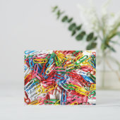 カラフルなペーパークリップ オフィス用品 ギフト ポストカード (スタンド正面)