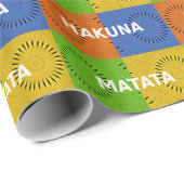 カラフルなポップアートコラージュ & "ハクナマタタ" メッセージ ラッピングペーパー (ロールコーナー)