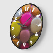 カラフルなマカロンの風味がよく焼いたなデザート ラージ壁時計 (傾斜)