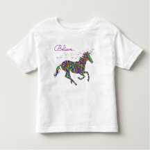 カラフルなユニコーンの幼児のTシャツによって信じて下さい