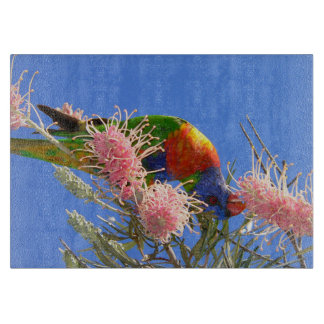 カラフルなレインボーロリキートの鳥が花の蜜を食べている カッティングボード