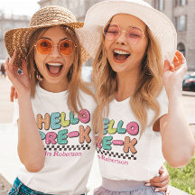 カラフルなレトロな幼稚園の先生Tシャツ