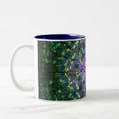 カラフルな万華鏡のように千変万化するパターンのマグ#2 ツートーンマグカップ (左)