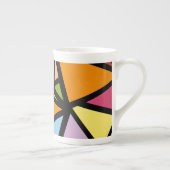 カラフルな三角形のパターン3 ボーンチャイナマグカップ (右)