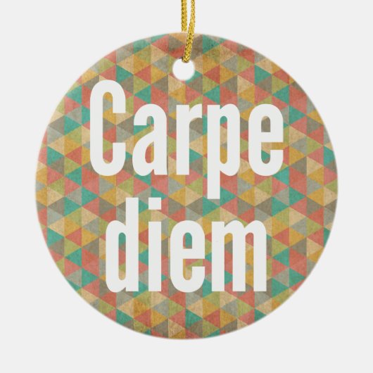 カラフルな三角形の「Carpe diem Seize The Day」 セラミックオーナメント (正面)