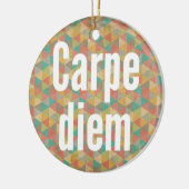 カラフルな三角形の「Carpe diem Seize The Day」 セラミックオーナメント (左)