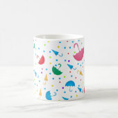 カラフルな傘と紙吹雪のパターン コーヒーマグカップ (中央)