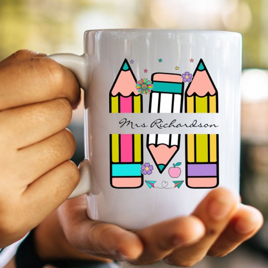 カラフルな先生の名前の鉛筆のキャラクター コーヒーマグカップ
