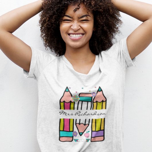 カラフルな先生の名前の鉛筆のキャラクターTシャツ Tシャツ