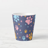 カラフルな動物の足跡パターン カフェラテマグ (正面)