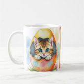 カラフルな卵の中の愛らしいイースター子猫 コーヒーマグカップ (左)