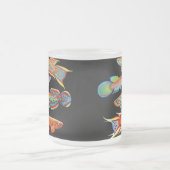 カラフルな卵生メダカの曇らされたガラスのマグ フロストグラスマグカップ (中央)