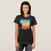 カラフルな夕日を眺める黒猫の子猫 Tシャツ (正面フル)