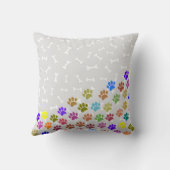 カラフルな子犬の足跡と骨 ライトグレー クッション (裏面)