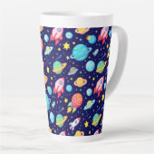 カラフルな宇宙のキャラクターパターン カフェラテマグ (右アングル)