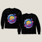 カラフルな宇宙の土星ベビーTシャツ (デザイン 正面&背面)