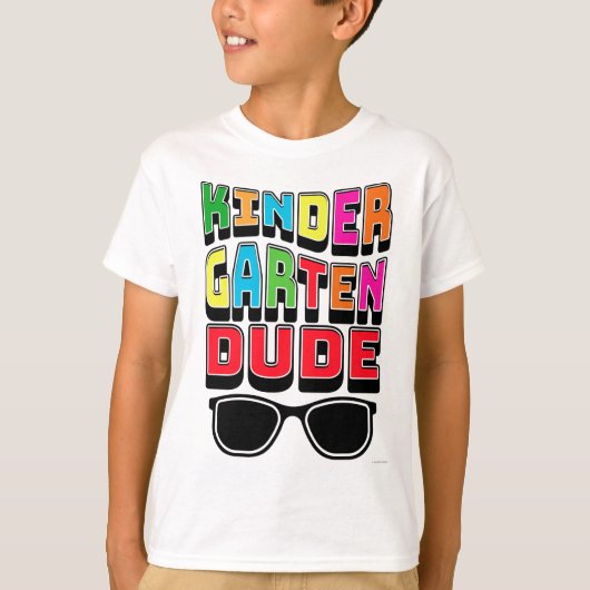 カラフルな幼稚園のデザイン クールな学校の雰囲気 Tシャツ (正面)