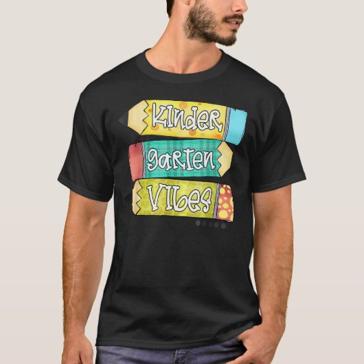 カラフルな幼稚園の雰囲気 先生 生徒 バックT Tシャツ (正面)