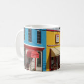 カラフルな建物のマグ コーヒーマグカップ (正面左)